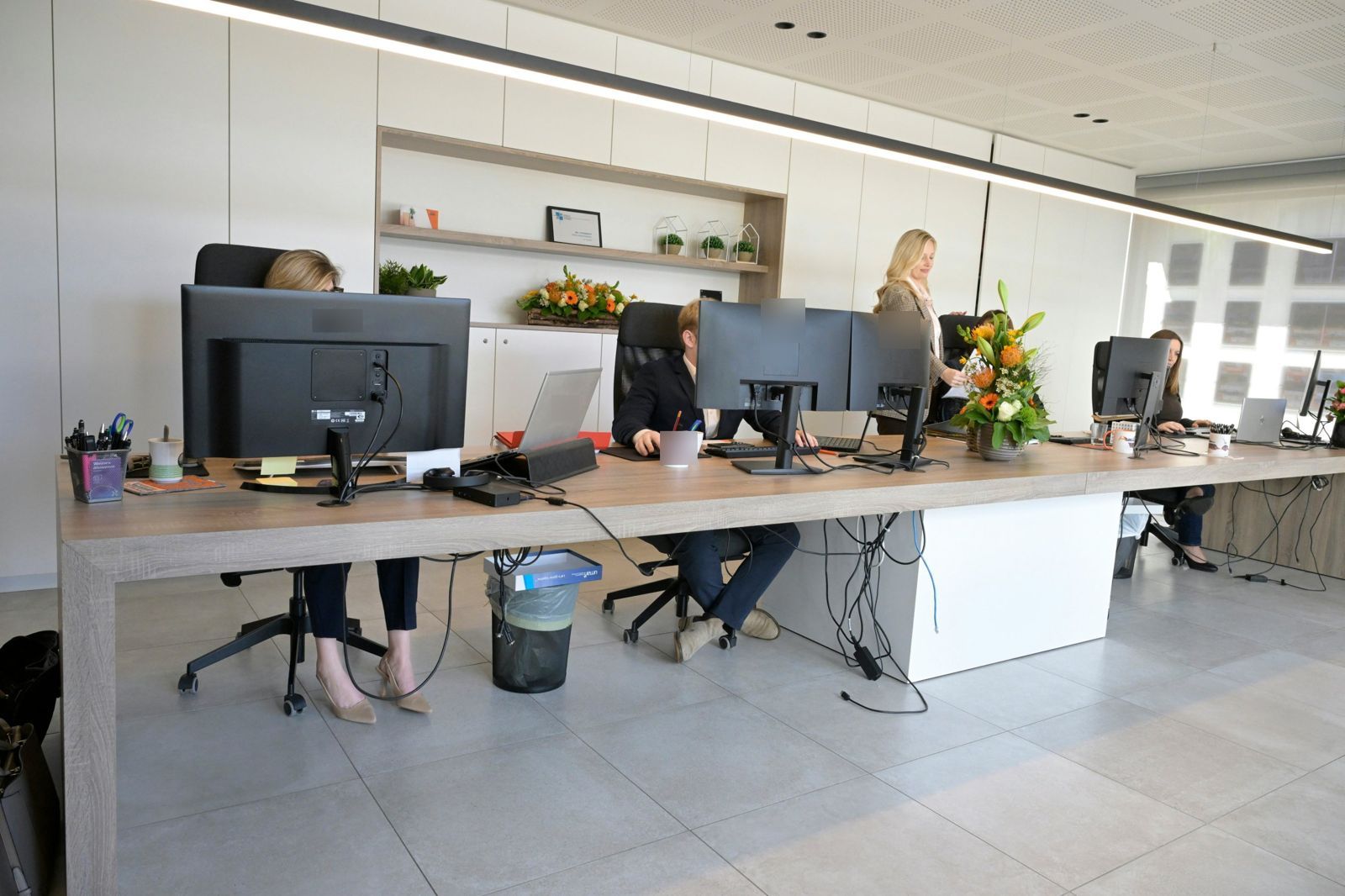 Bureaux modernes équipés, collaborateurs au travail