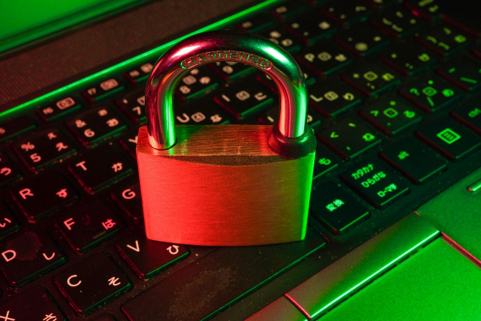 Cadenas posé sur le clavier d'un ordinateur portable