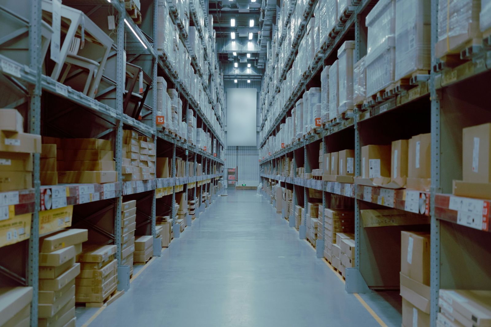 Allée d'entrepôt avec rayonnages de matériel en stock