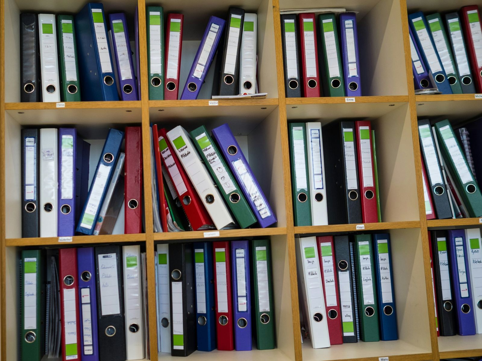 Étagères remplies de classeurs papier