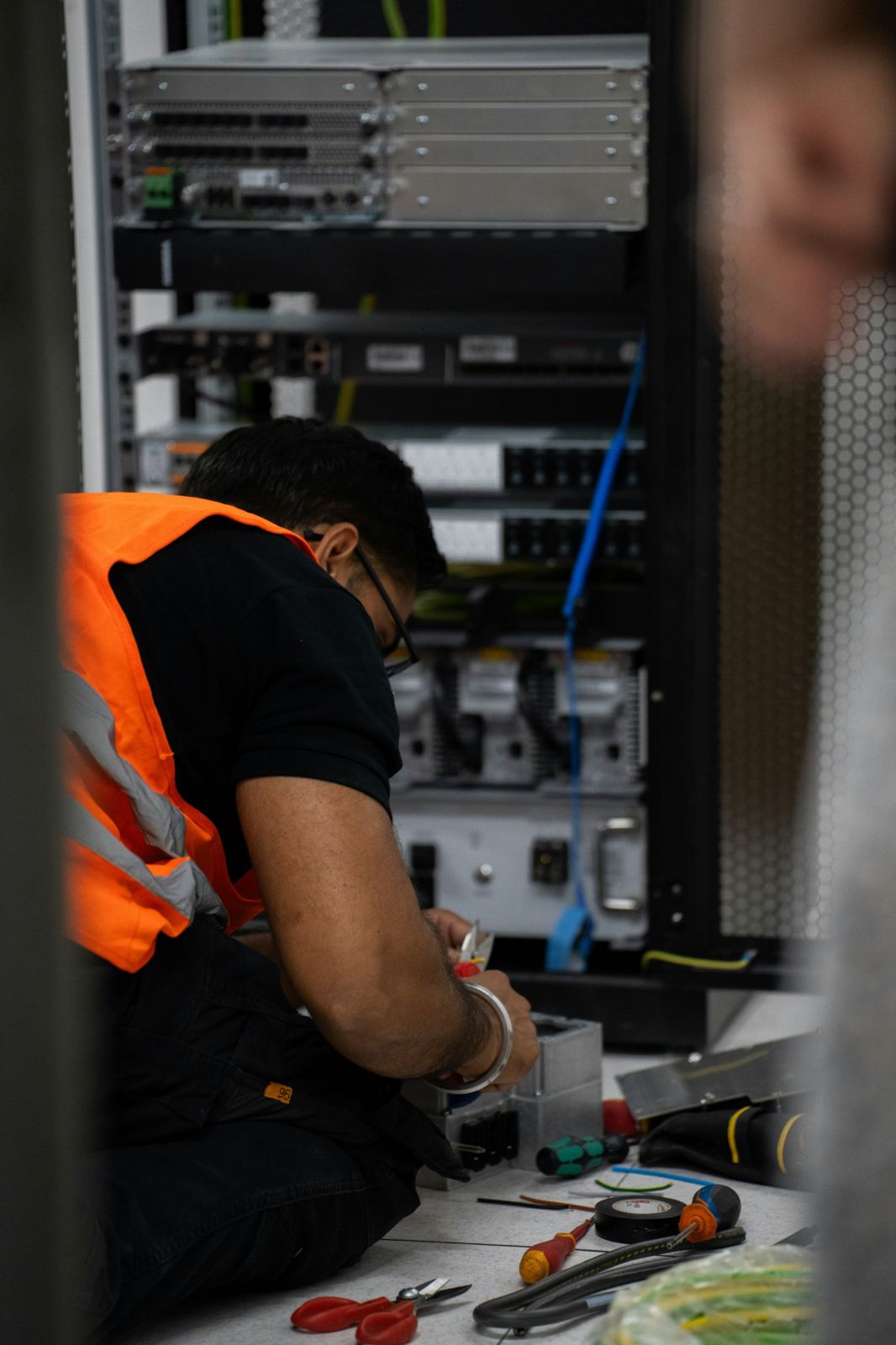 Technicien intervenant sur une baie informatique