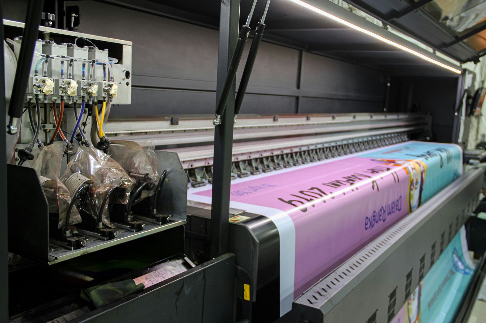 Machine de production grand format en cours d'impression